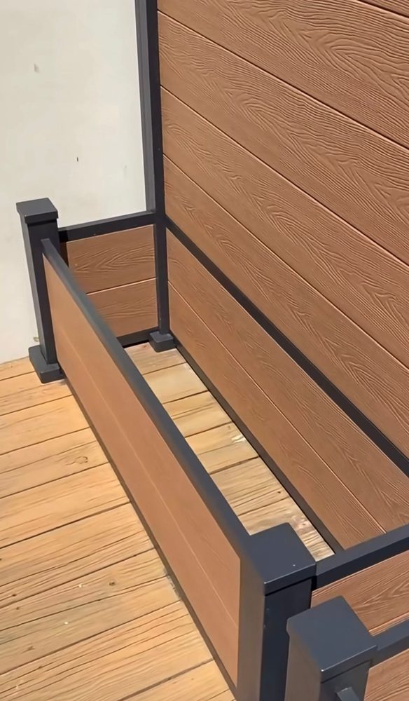 Fencly Fence with Planter Box: close-up of the WPC planter box with aluminium frame and 160mm co-extrusion boards in teak.